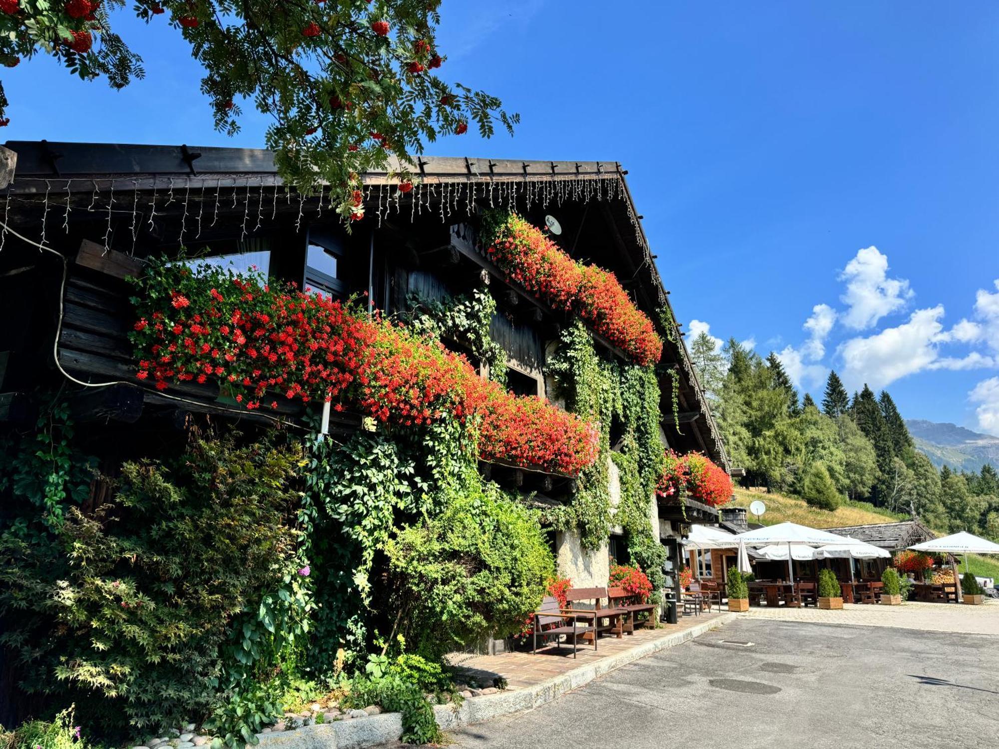 مادونا دي كامبيليو Albergo Ristorante Al Frate Da Streza المظهر الخارجي الصورة